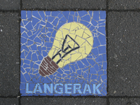 908084 Afbeelding van de mozaïektegel 'LANGERAK' in het plaveisel voor de winkel van Langerak Electriciteit en ...